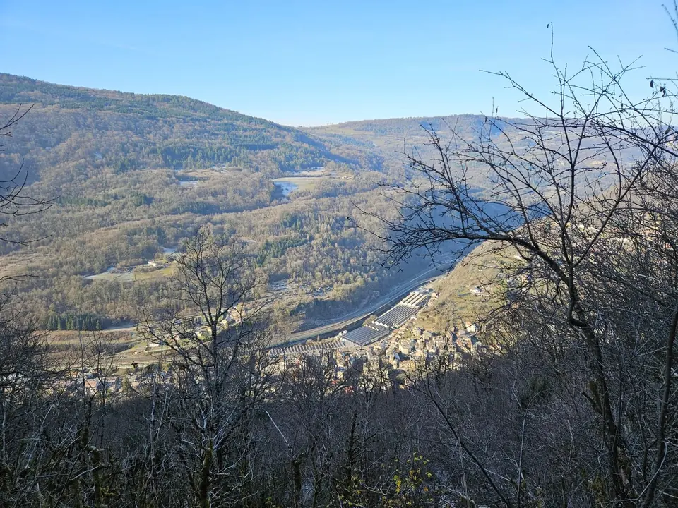 Tenay, la voie ferrée et la vallée de l'Albarine, vus depuis la descente